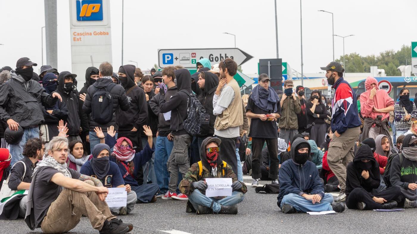 Milano ripiomba negli anni Settanta. Tangenziali in tilt tra sassate e petardi