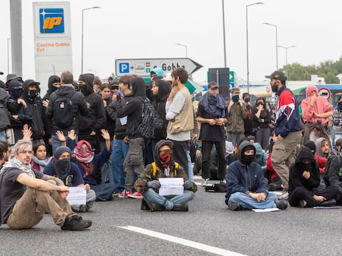 Milano ripiomba negli anni Settanta. Tangenziali in tilt tra sassate e petardi