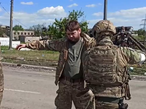 "Azovstal è caduta". Il comandante portato via in un blindato