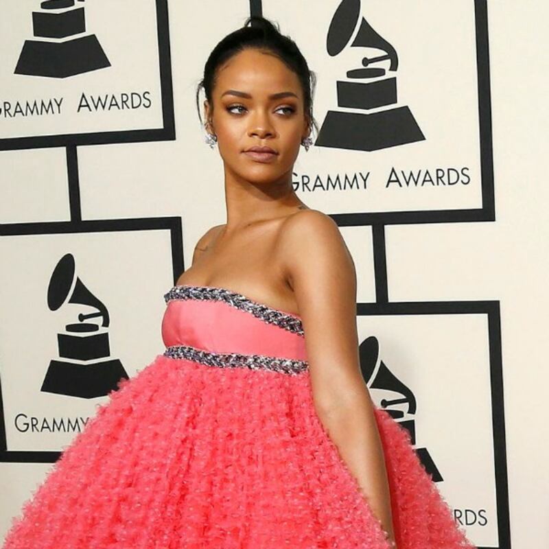 Rihanna, il seno esplode su Instagram. Ma è il profilo di un'amica 20
