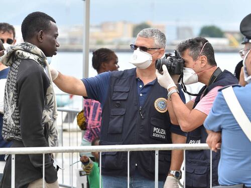 Ora la Francia accusa l'Italia: "Dovete identificare gli immigrati"