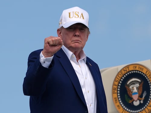 Usa, stretta sull’immigrazione. “Stop ai visti da tutto il mondo”