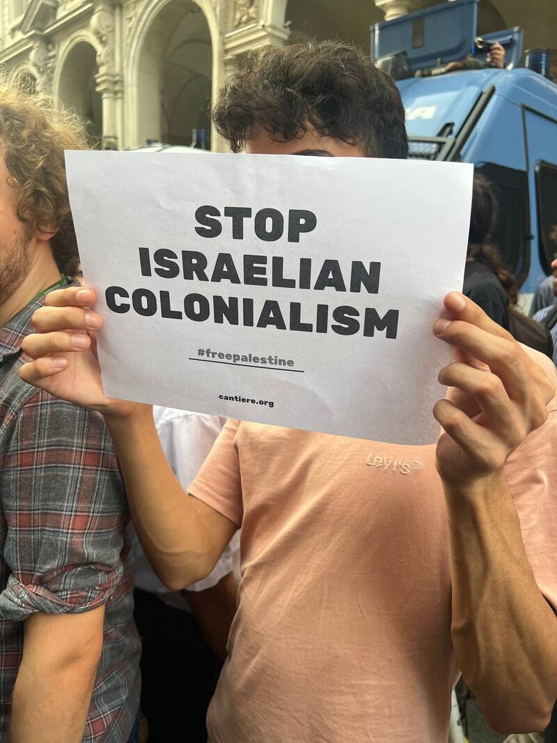 Milano, in piazza l'odio rosso contro Israele e il governo 8