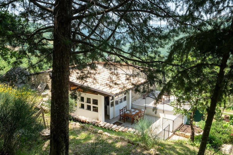 Le foto della casa offerta alla famiglia nel bosco 1