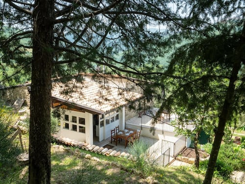 Le foto della casa offerta alla famiglia nel bosco