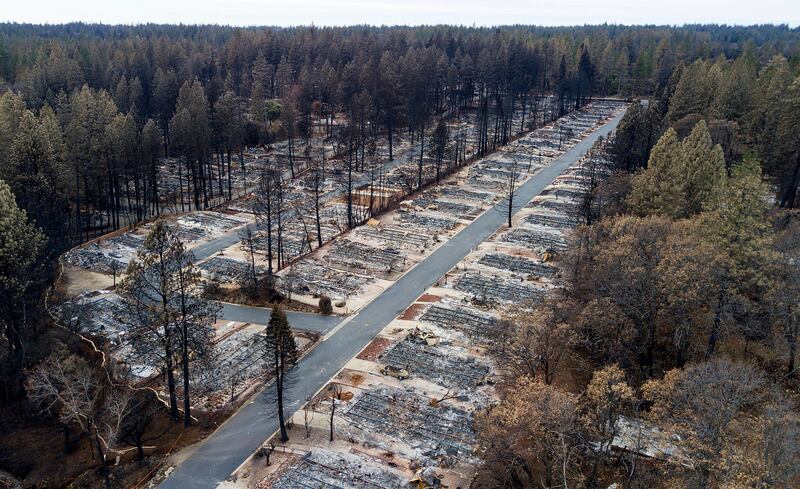 Un centro abitato distrutto da un incendio in California 