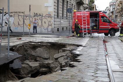Maltempo a Milano: voragine da 12 metri in centro 10
