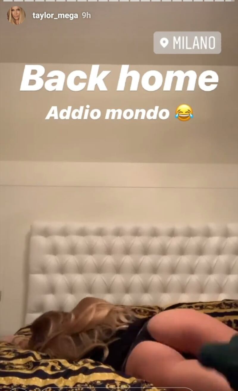 Taylor Mega sul letto con solo gli slip