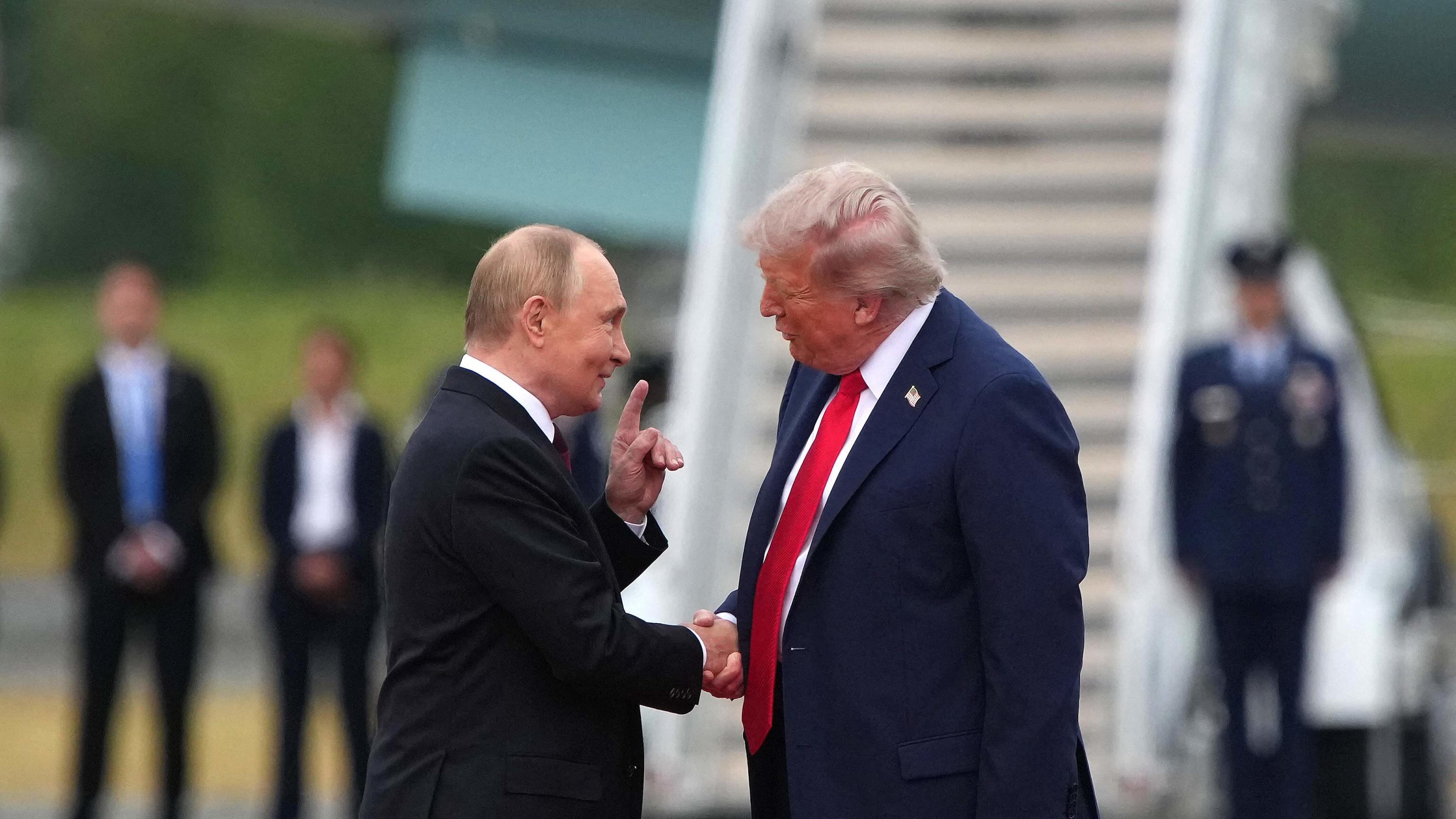 La falcata, le cravatte rosse e la stretta di mano: l'incontro Trump-Putin ai raggi X