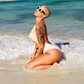 Amber Rose: nuda in spiaggia, posta i selfie su Instagram 7