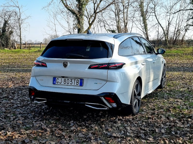 Peugeot 308 SW, guarda le foto 11