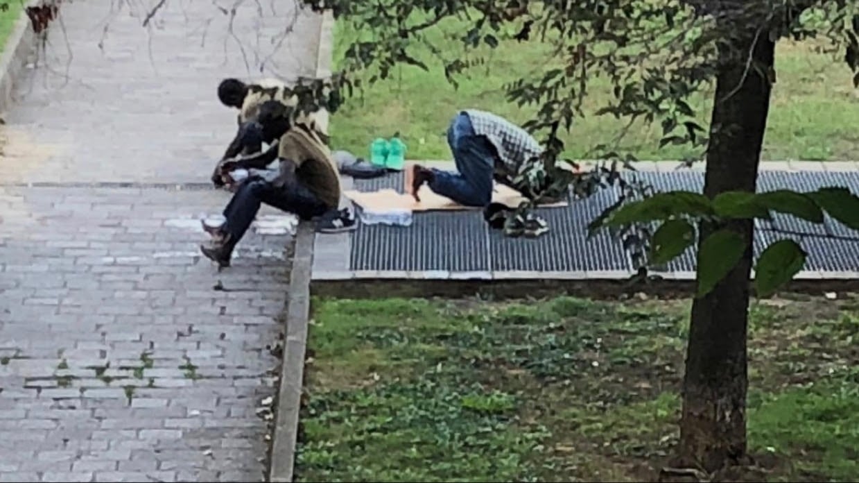 Orrore a Milano, nigeriano irregolare pesta e violenta una francese nella stazione dei bus. Era già stato arrestato per abusi nel 2019