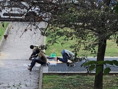 Orrore a Milano, nigeriano irregolare pesta e violenta una francese nella stazione dei bus. Era già stato arrestato per abusi nel 2019