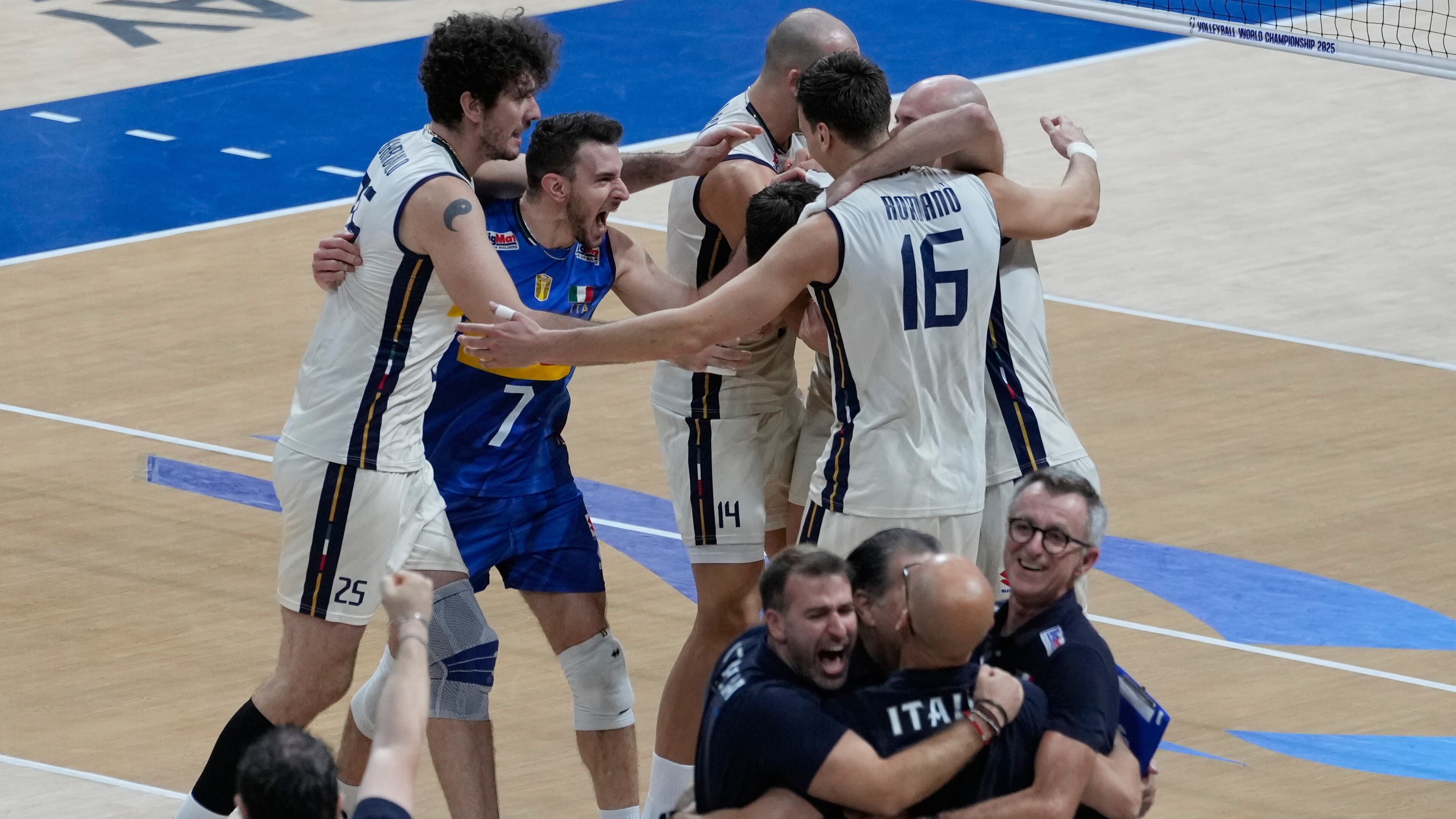Mattarella celebra il trionfo dell'Italvolley: "Vi aspetto al Quirinale"