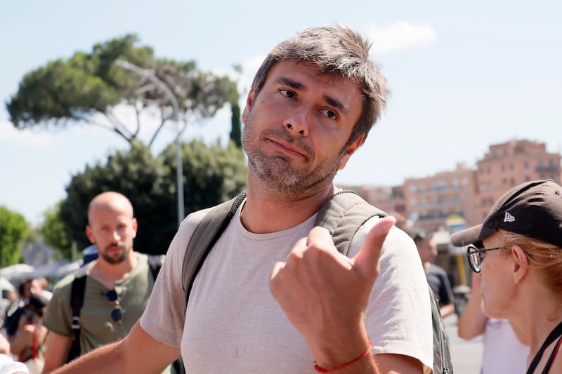 Di Battista e la dinamica social: cosa c’è dietro il boom di follower