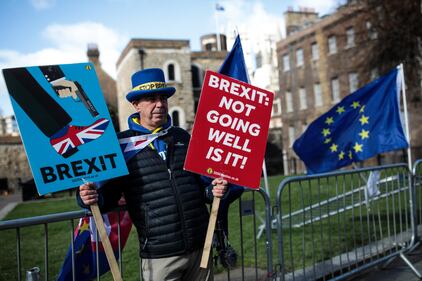 Brexit: i manifestanti fuori il Parlamento inglese  3