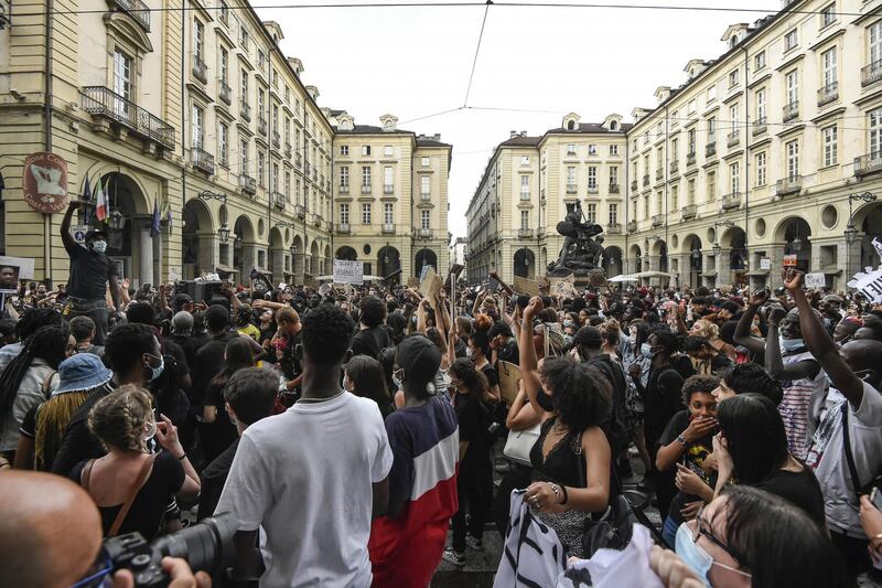 Torino, antagonisti in piazza per Floyd 8