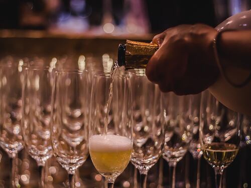 I 5 migliori vini spumante del supermercato per il brindisi delle feste