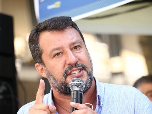 Il governo sotto tiro Salvini: "Li denuncio per favoreggiamento"