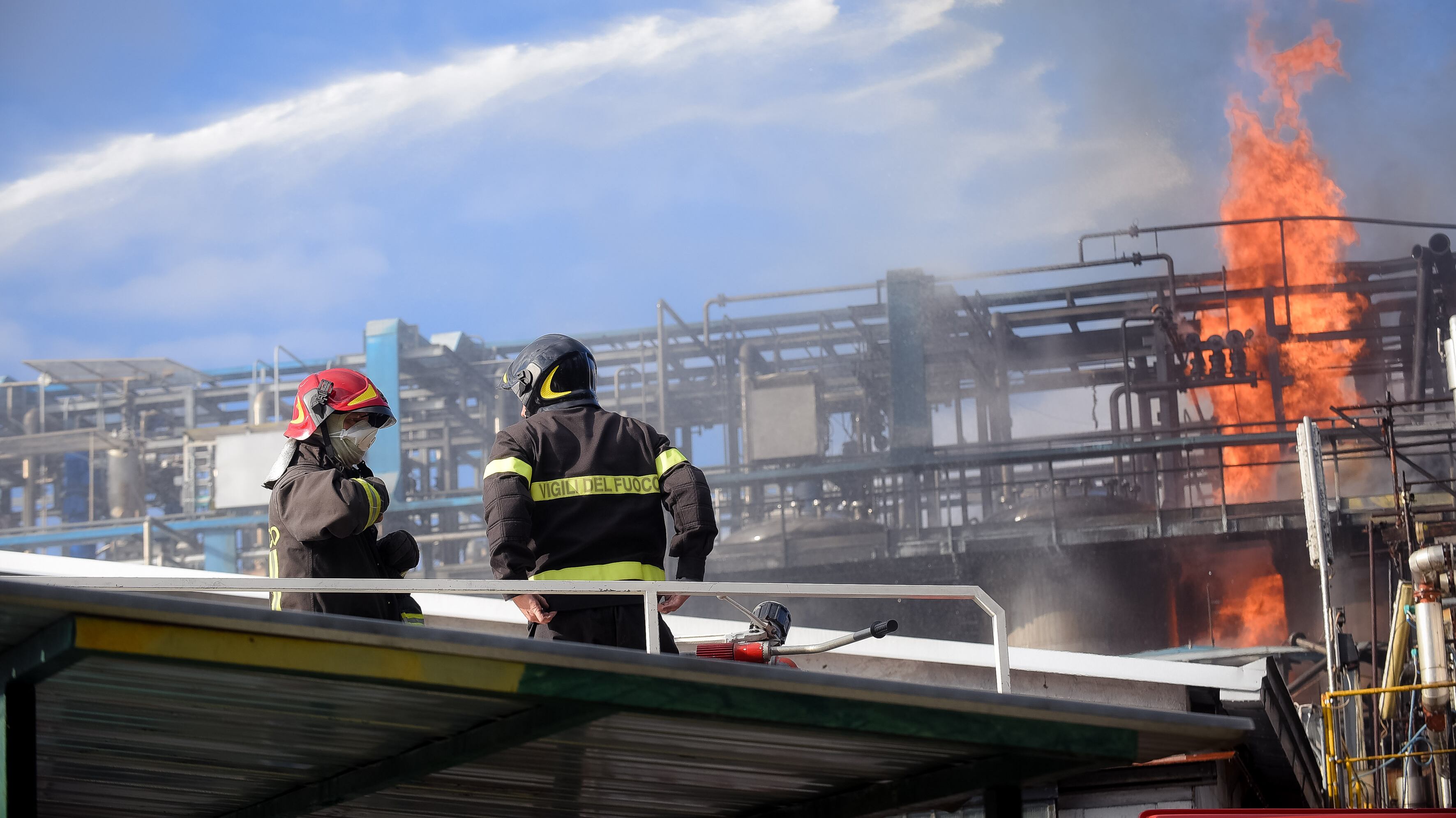 Esplosione in un'azienda del Comasco: operai feriti