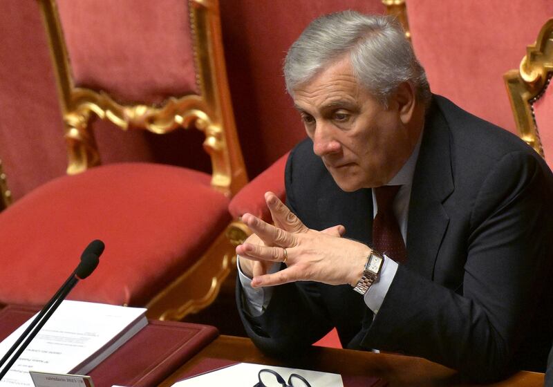I fiori in Senato sullo scranno di Berlusconi 2