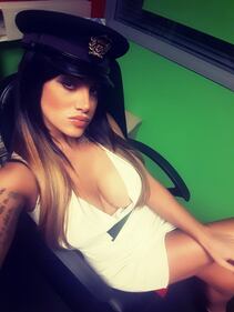 Marika Fruscio hot con la scollatura a cuore 30