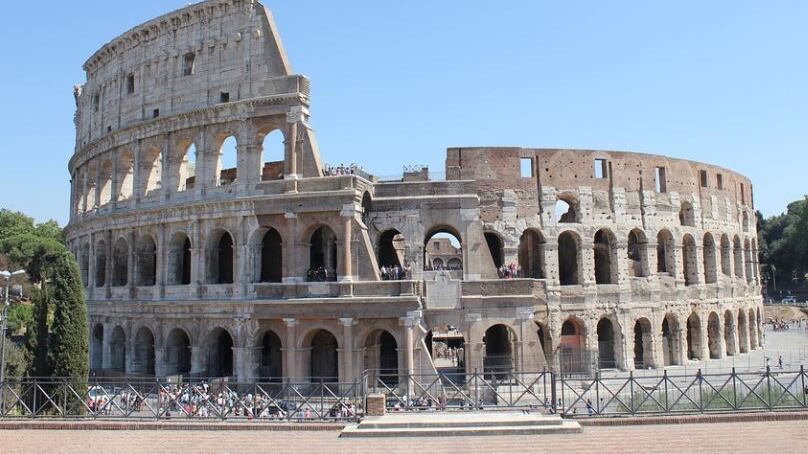 Turisti si intrufolano al Colosseo di notte per una birra