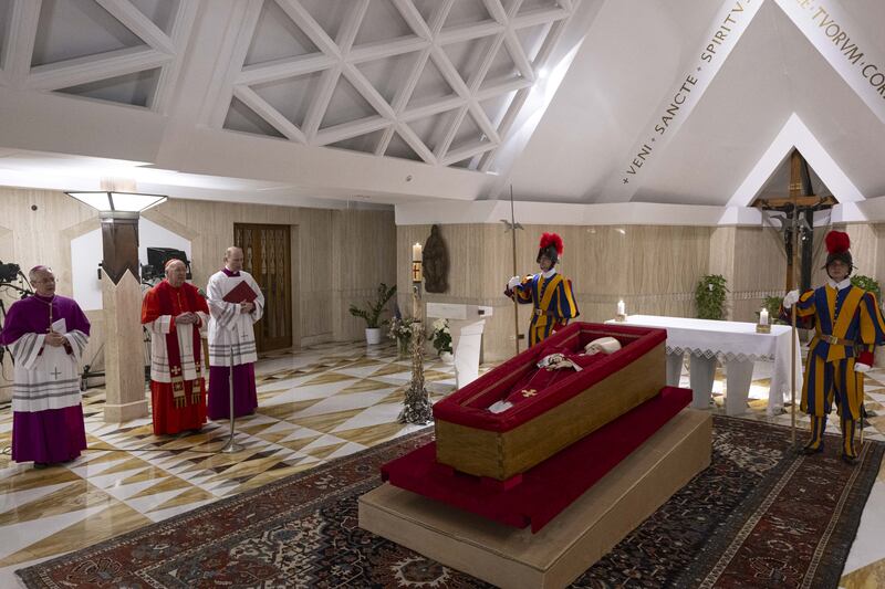 Le prime foto della salma di Papa Francesco 8