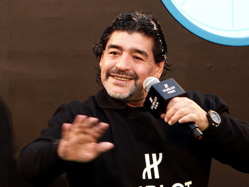 La povertà, il Napoli, il pallone d'Oro, il declino: il mito intramontabile di Diego Armando Maradona