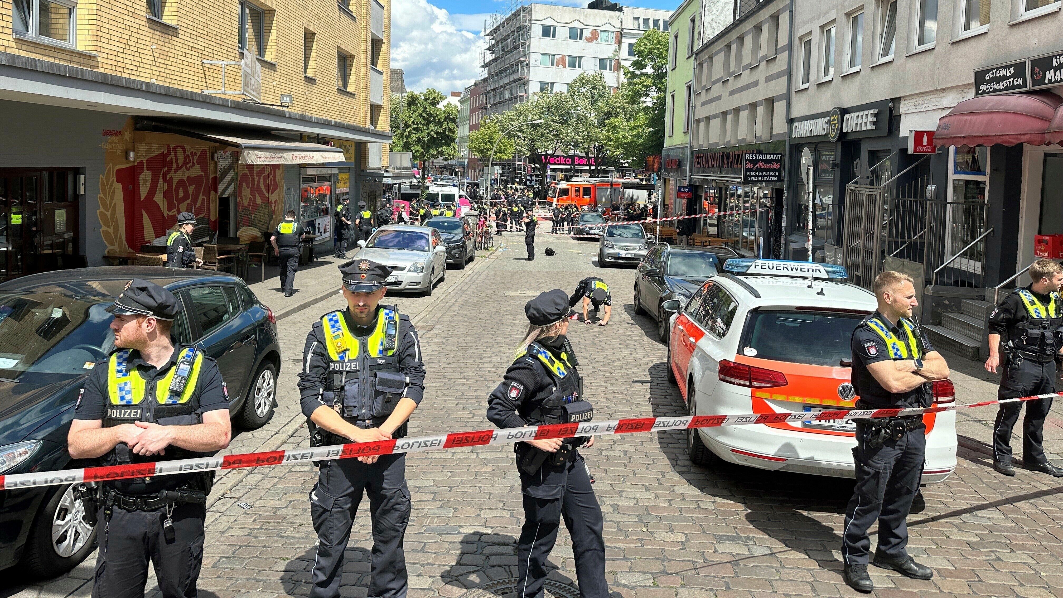 Paura in Germania, uomo con piccone e molotov ad Amburgo. Polizia costretta a sparare