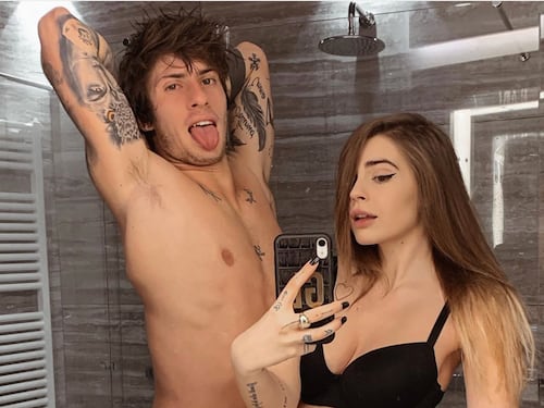 Dalle foto ai video con la ex di Bettarini: così il calciatore è stato cacciato dalla squadra