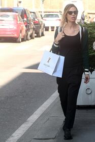 Ilary Blasi, shopping a Milano con l'amica Morena 12