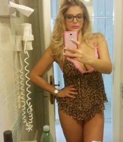 Francesca Cipriani in lingerie a letto 17