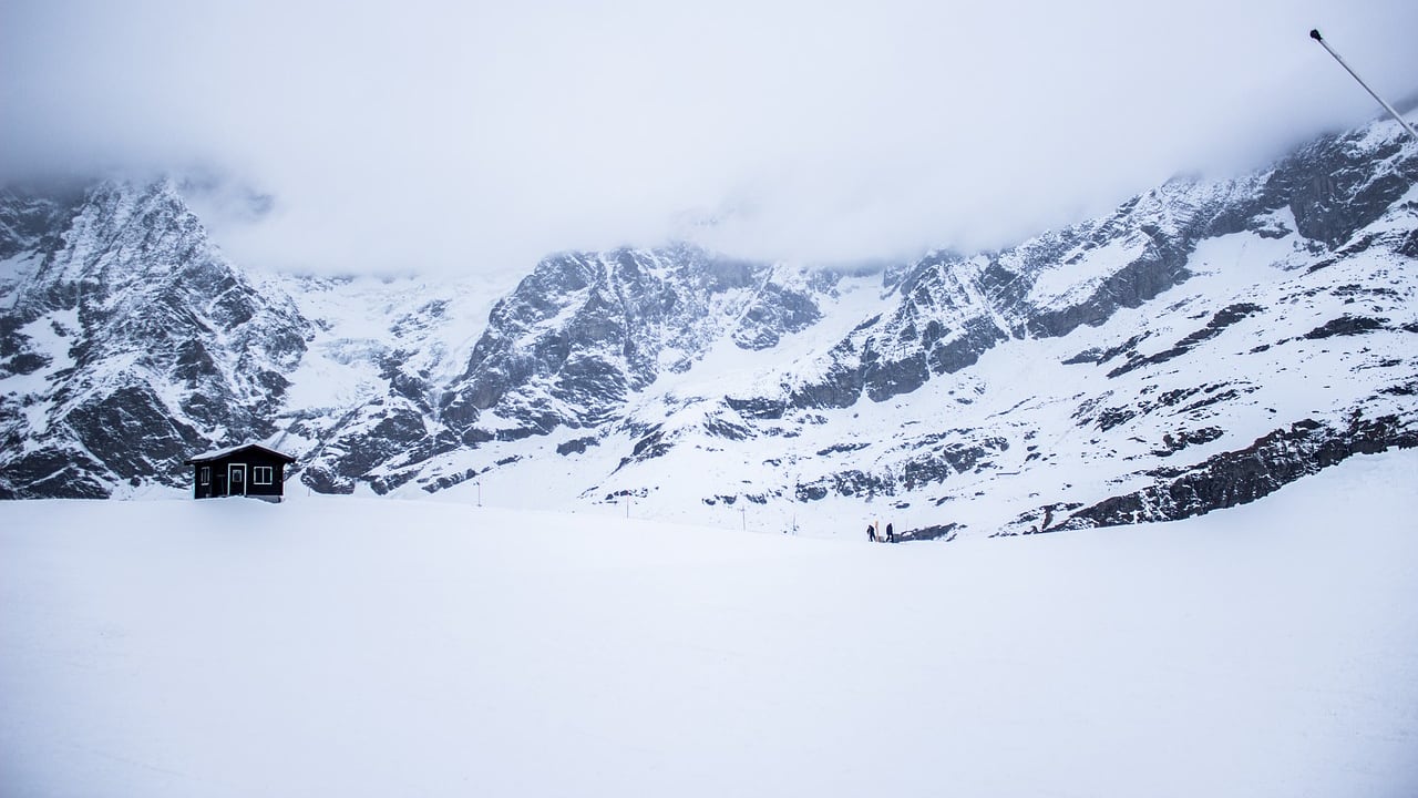 Cervinia, il ghiacciaio si scioglie e il rifugio scivola dall'Italia alla Svizzera