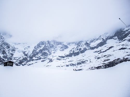 Cervinia, il ghiacciaio si scioglie e il rifugio scivola dall'Italia alla Svizzera
