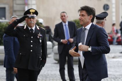 Il debutto di Conte: in taxi con la scorta 3