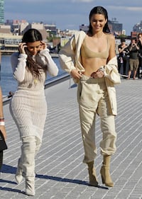 Kim Kardashian, tra passerelle e selfie hot 15