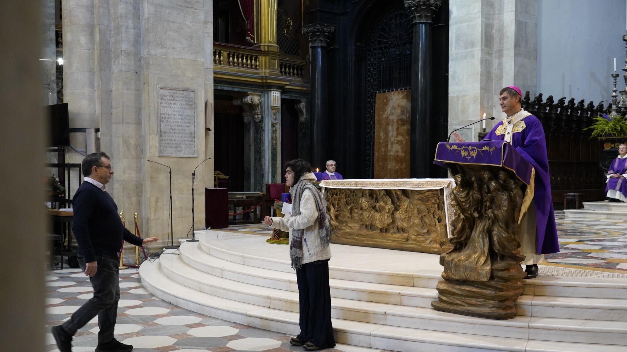 Blitz ambientalista al Duomo di Torino: Messa interrotta per leggere le parole del Papa