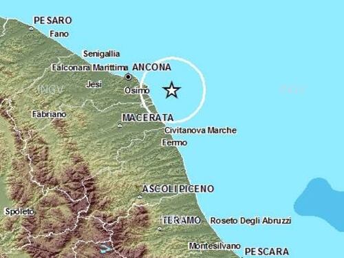 Marche, terremoto di magnitudo 4.9. La gente passa la notte in strada