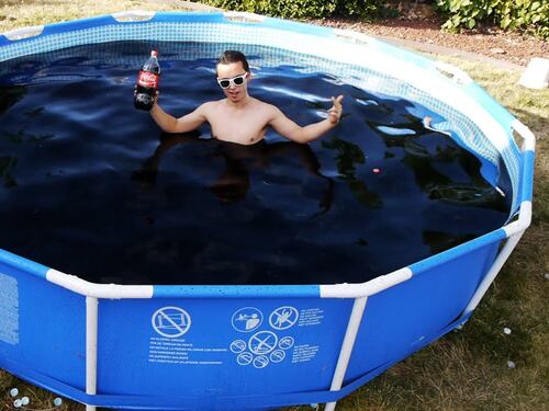 Riempie la piscina con 6mila litri di Coca-Cola, aggiunge le Mentos e poi... ci si tuffa
