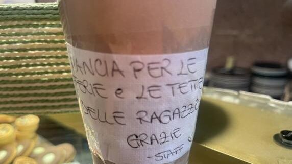 Cartello sessista in una caffetteria del centro di Padova: scoppia la polemica