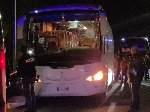 Dopo l’assalto al bus: l’Italia davanti allo specchio della sua violenza