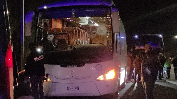 Dopo l’assalto al bus: l’Italia davanti allo specchio della sua violenza
