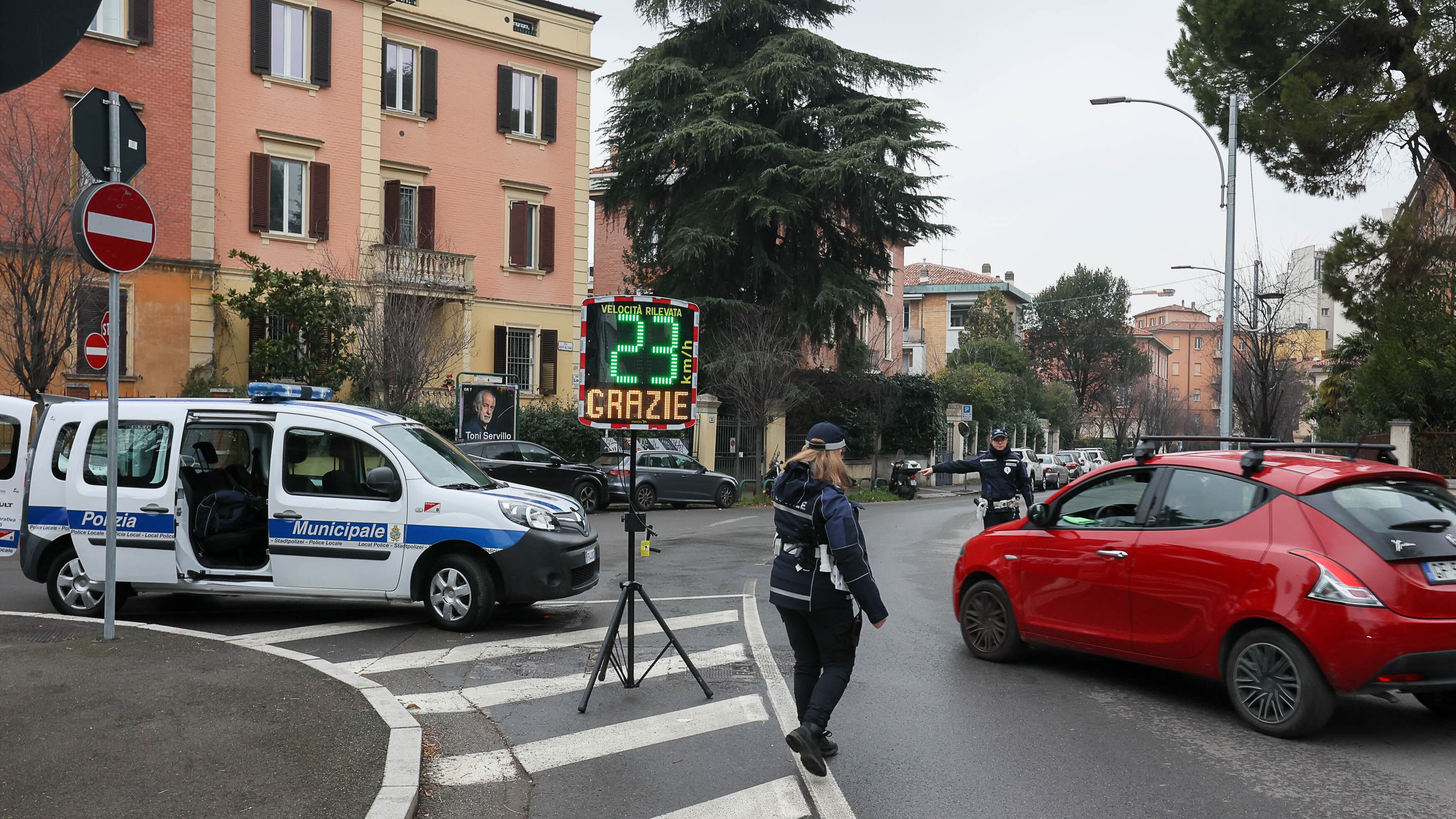 “Non garantita la consegna dei farmaci”. La protesta della farmacia contro Bologna a 30 all’ora