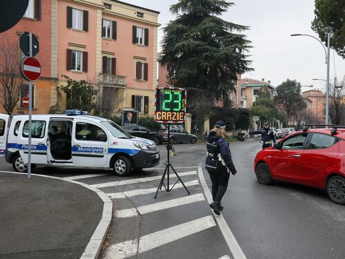 “Non garantita la consegna dei farmaci”. La protesta della farmacia contro Bologna a 30 all’ora