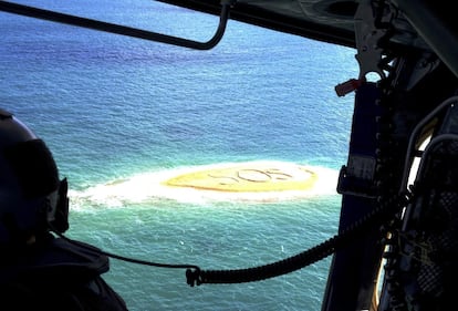 Dispersi su un'isola deserta, si salvano con un SOS sulla sabbia 1