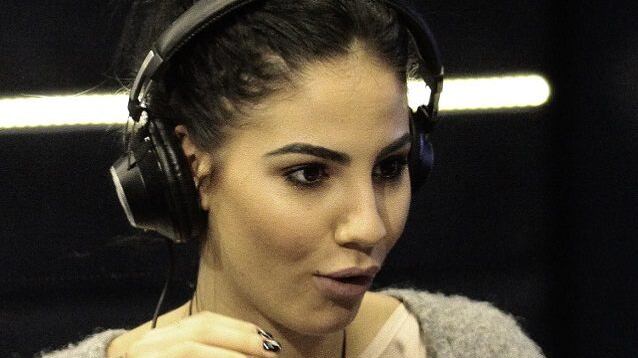 Gf Vip, Giulia parla di argomenti troppo spinti e la produzione la richiama