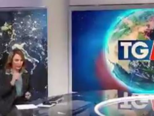 Panico al TG5, la conduttrice ha un attacco di tosse in diretta