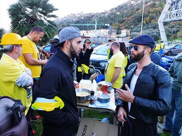 I gilet jaunes sconfinano in Italia e occupano la barriera dell'A10 a Ventimiglia 4