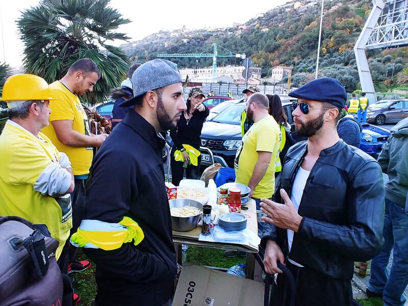 I gilet jaunes sconfinano in Italia e occupano la barriera dell'A10 a Ventimiglia 4